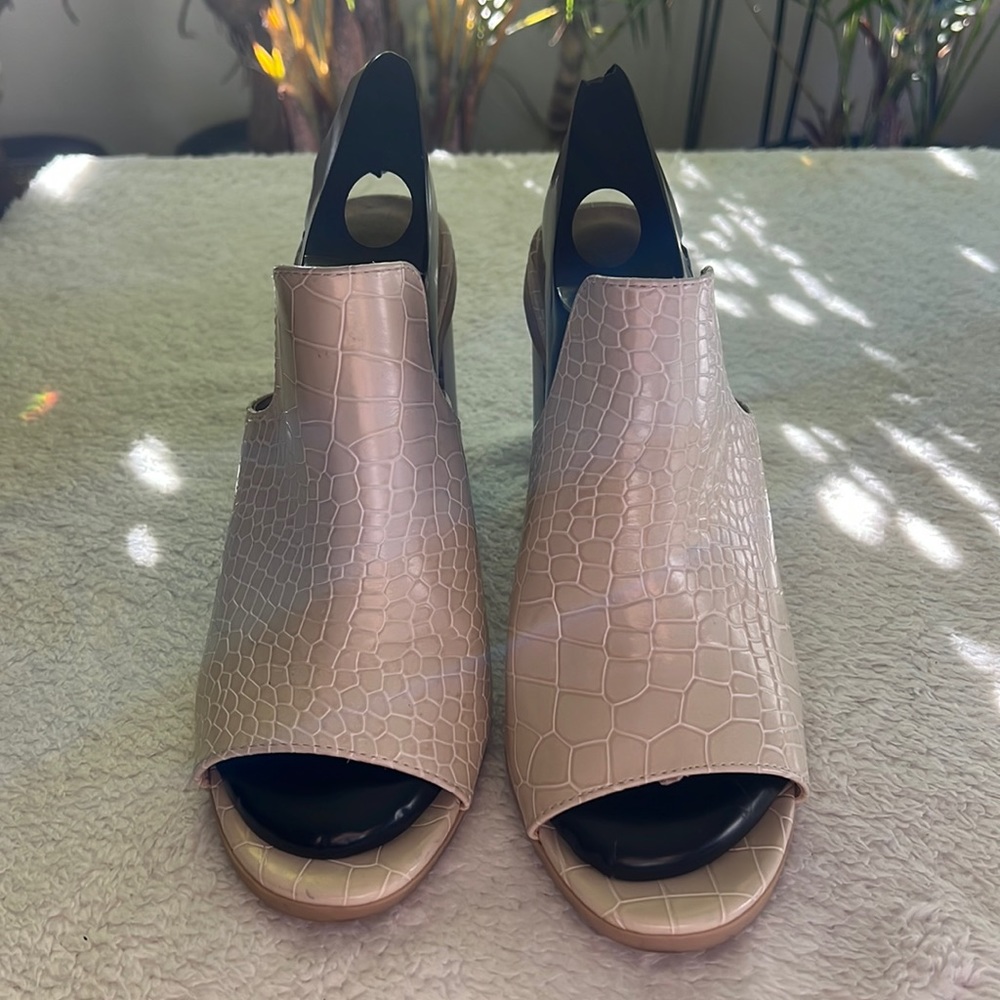 Seven7 chunky cream colored open toe heel, with alligator print size 9